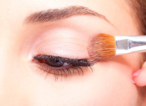 Aplique el color base de las sombras