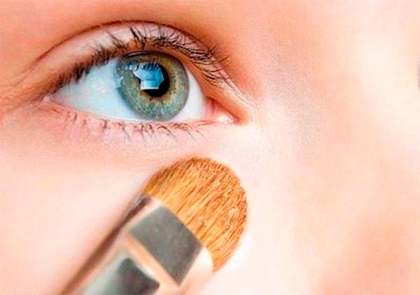 Aplica corrector de maquillaje