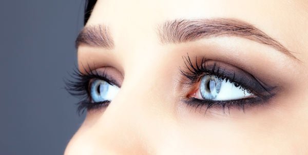 Maquillaje de ojos azules