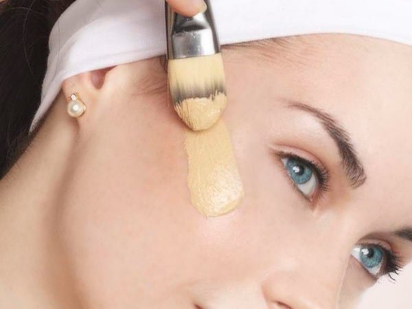 Utiliza una base de maquillaje natural